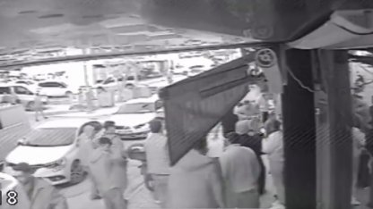 Genç kızlara el-kol hareketi yumruklu kavgayla sona erdi