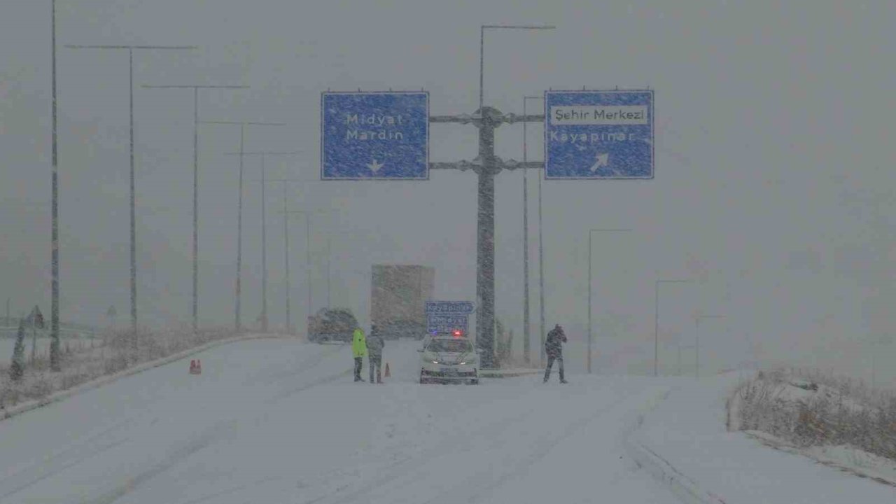 Gercüş’te Ayrancı geçidi kar nedeniyle ulaşıma kapandı