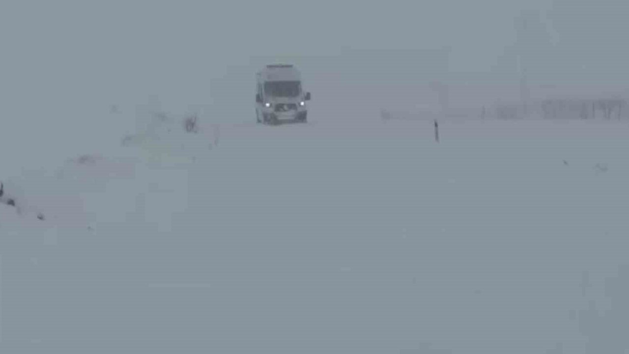 Gercüş’te karda mahsur kalan ambulansa İl Özel İdare ekibi yetişti