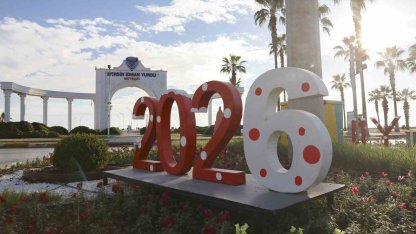 Geri dönüşümle hazırlanan yeni yıl süslemeleri Mersin’i renklendirdi