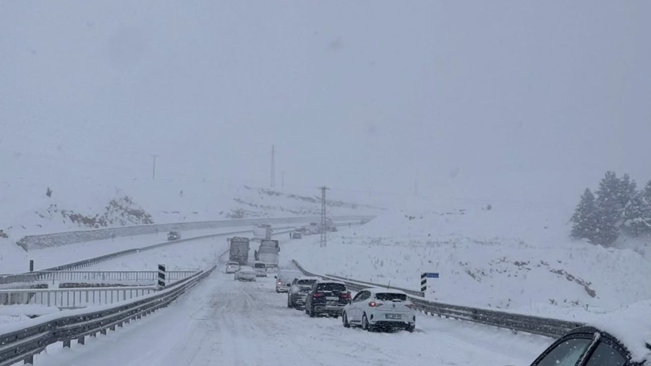 Güneydoğu’da kar esareti: Mardin ve Diyarbakır beyaza büründü, yollar kapandı