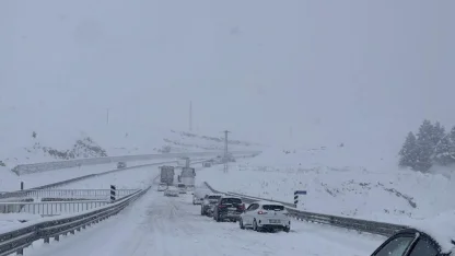 Güneydoğu’da kar esareti: Mardin ve Diyarbakır beyaza büründü, yollar kapandı
