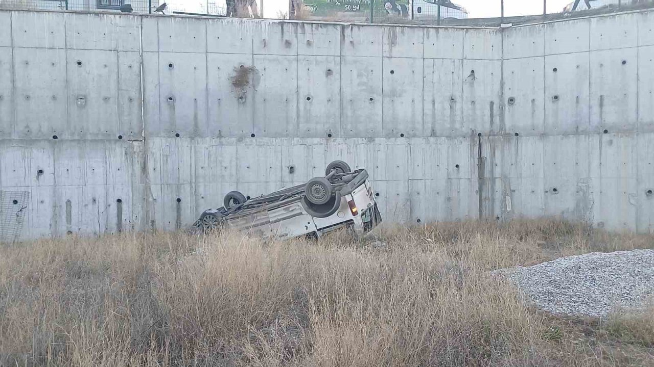 Hafif ticari araç 8 metrelik istinat duvarından sahaya uçtu: 1 ağır yaralı