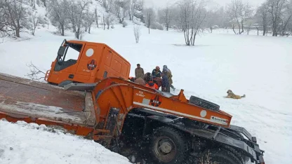 Hakkari’de iş makinesi devrildi: 2 yaralı