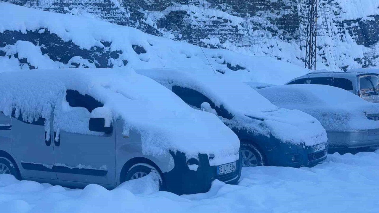 Hakkari’de kar yağışı yerini dondurucu soğuklara bıraktı