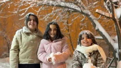 Hakkari’de yoğun kar yağışı en çok çocukları sevindirdi