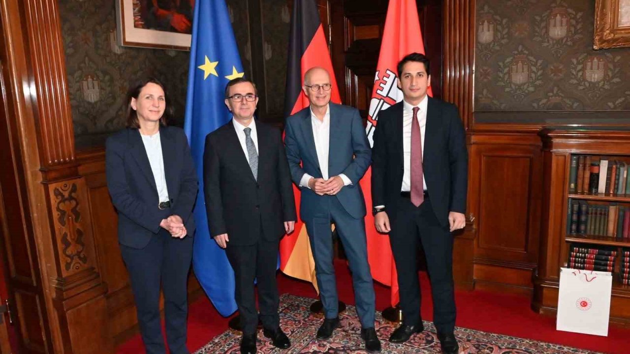 Hamburg Başkonsolosu Alver, belediye sarayına Togg ile geldi