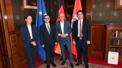 Hamburg Başkonsolosu Alver, belediye sarayına Togg ile geldi