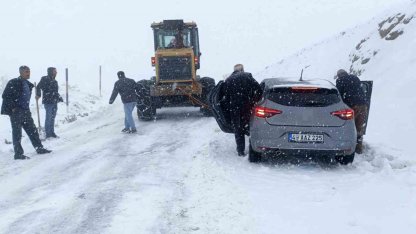 Hasköy-Mutki karayolu kar ve tipi nedeniyle ulaşıma kapatıldı