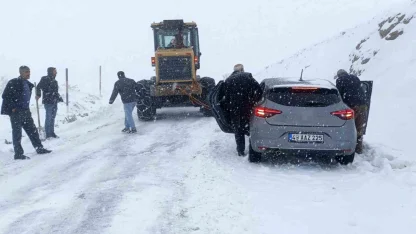 Hasköy-Mutki karayolu kar ve tipi nedeniyle ulaşıma kapatıldı