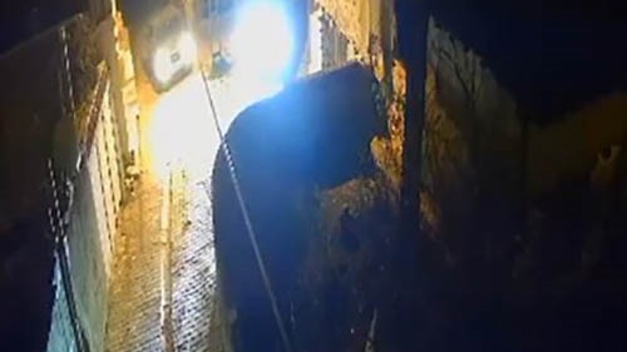 Husumetlisinin park halindeki aracına zarar verdi