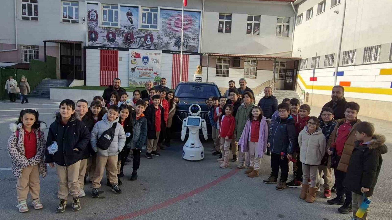 İlkokul öğrencilerine TOGG ile yerli ve milli robot tanıtıldı