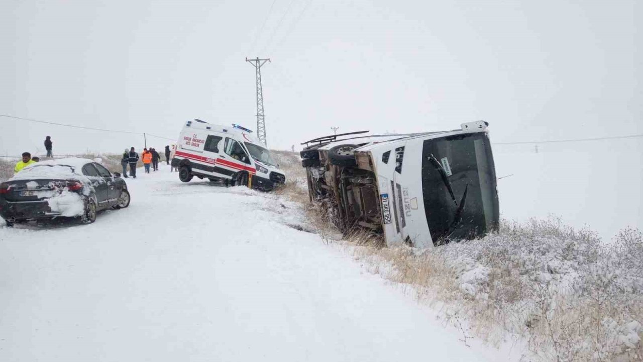 İşçi servisi devrildi, yardıma giden ambulans kara saplandı
