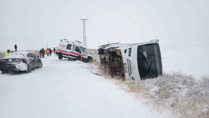 İşçi servisi devrildi, yardıma giden ambulans kara saplandı