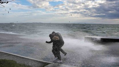 İstanbul’da dev dalgalara aldırış etmeden fotoğraf çekildiler