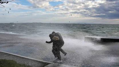 İstanbul’da dev dalgalara aldırış etmeden fotoğraf çekildiler