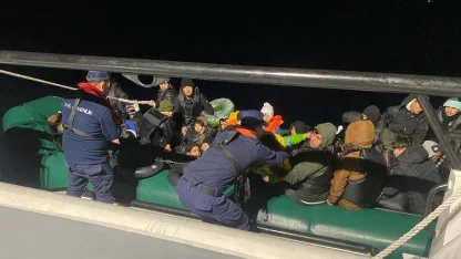 İzmir açıklarında 50 düzensiz göçmen yakalandı