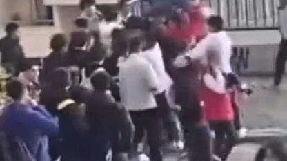 İzmir’de öğrenciler birbirine girdi: Sokak boks ringine döndü