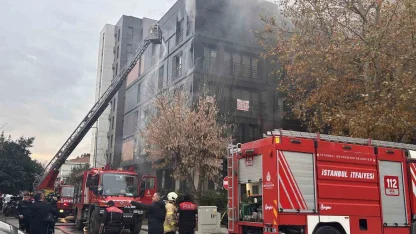 Kadıköy Bağdat Caddesi’nde 5 katlı bir binada yangın çıktı. Binanın tamamını saran yangını söndürme çalışmaları için olay yerine çok sayıda itfaiye ekibi sevk edildi.