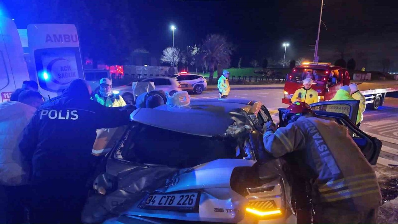 Kadıköy’de virajı alamayan sürücü, takla atıp elektrik direğini devirdi