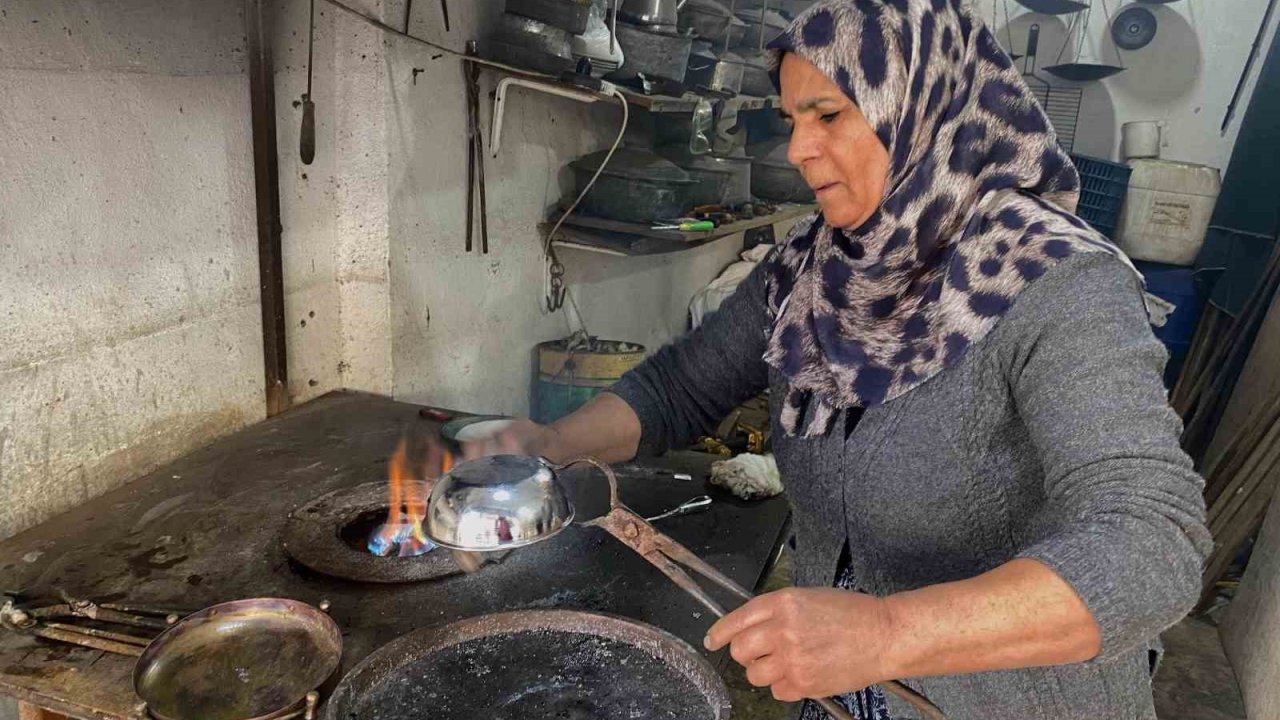 Kadın eliyle yarım asırlık kalaycılık