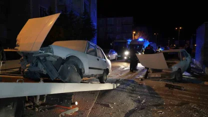 Kafa kafaya çarpışan iki Tofaş otomobil hurdaya döndü: 3 yaralı