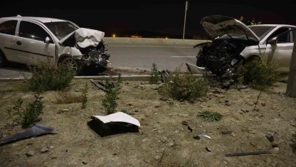 Kafa kafaya çarpışan otomobiller hurdaya döndü: 2 yaralı