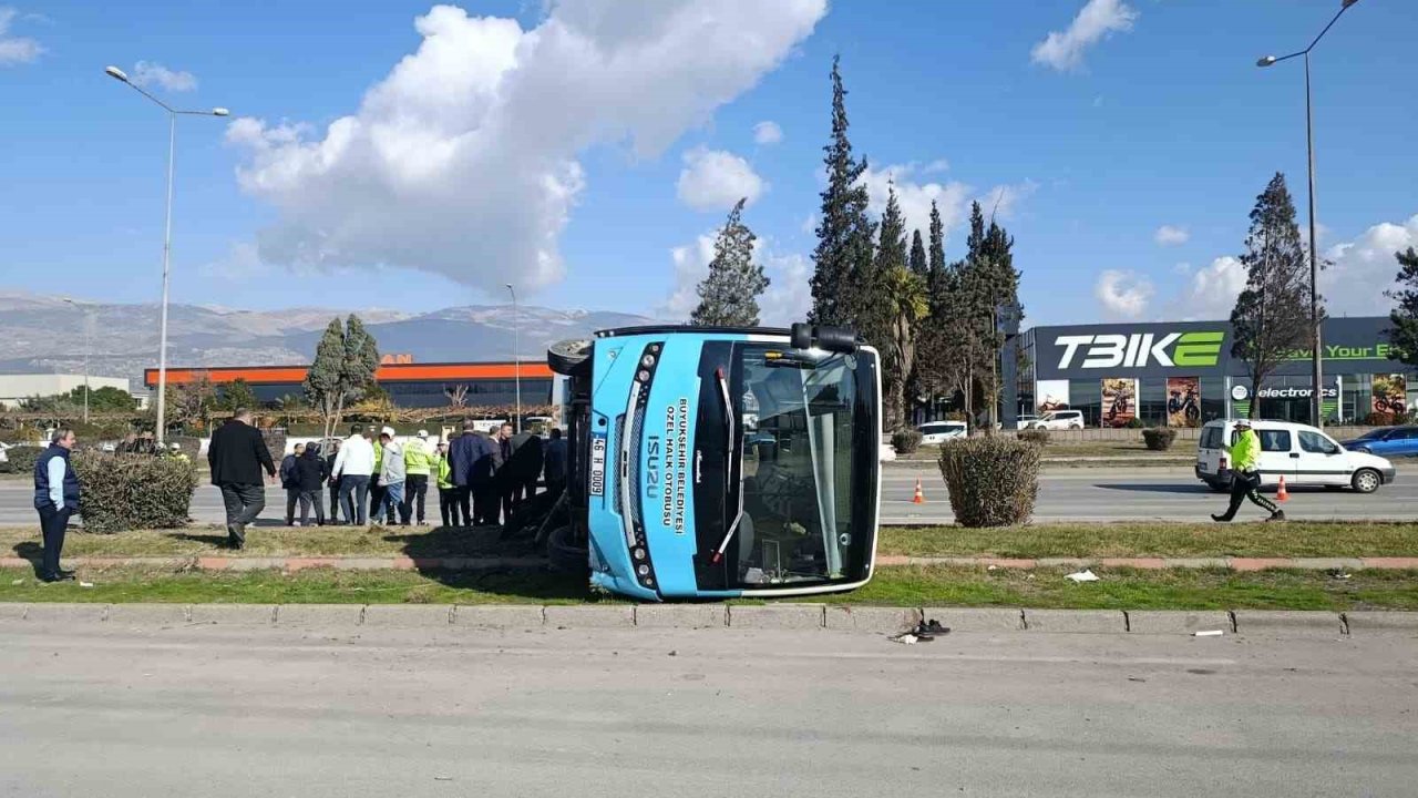 Kahramanmaraş’ta aracın çarptığı halk otobüsü devrildi: 13 yaralı