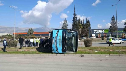 Kahramanmaraş’ta aracın çarptığı halk otobüsü devrildi: 13 yaralı
