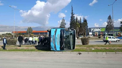 Kahramanmaraş’ta aracın çarptığı halk otobüsü devrildi: 13 yaralı