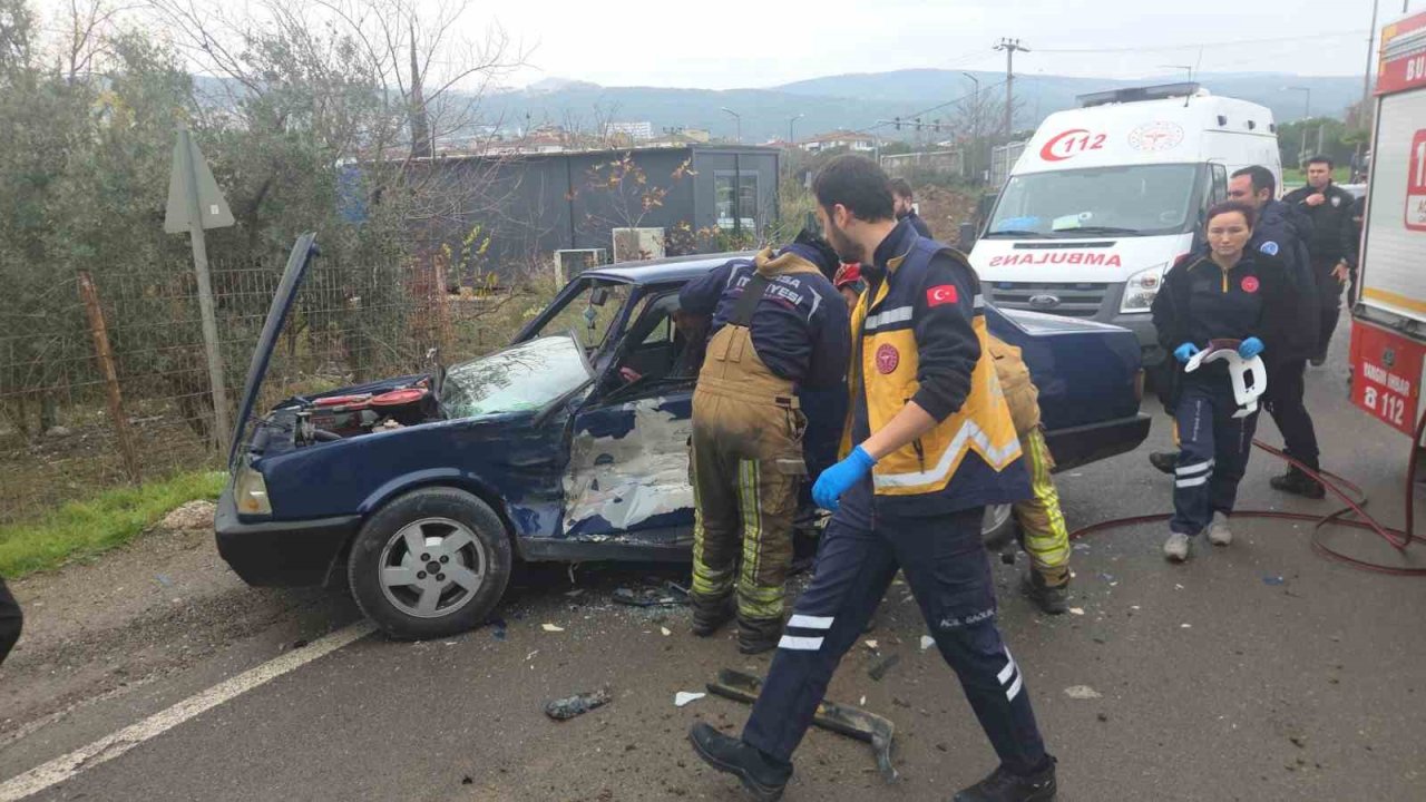 Kamyonet ters yönden gelen otomobile çarptı