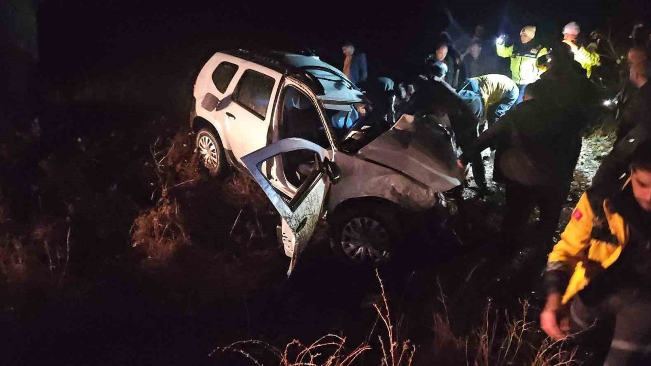 Kamyonla çarpışıp şarampole devrilen otomobil sürücüsü hayatını kaybetti