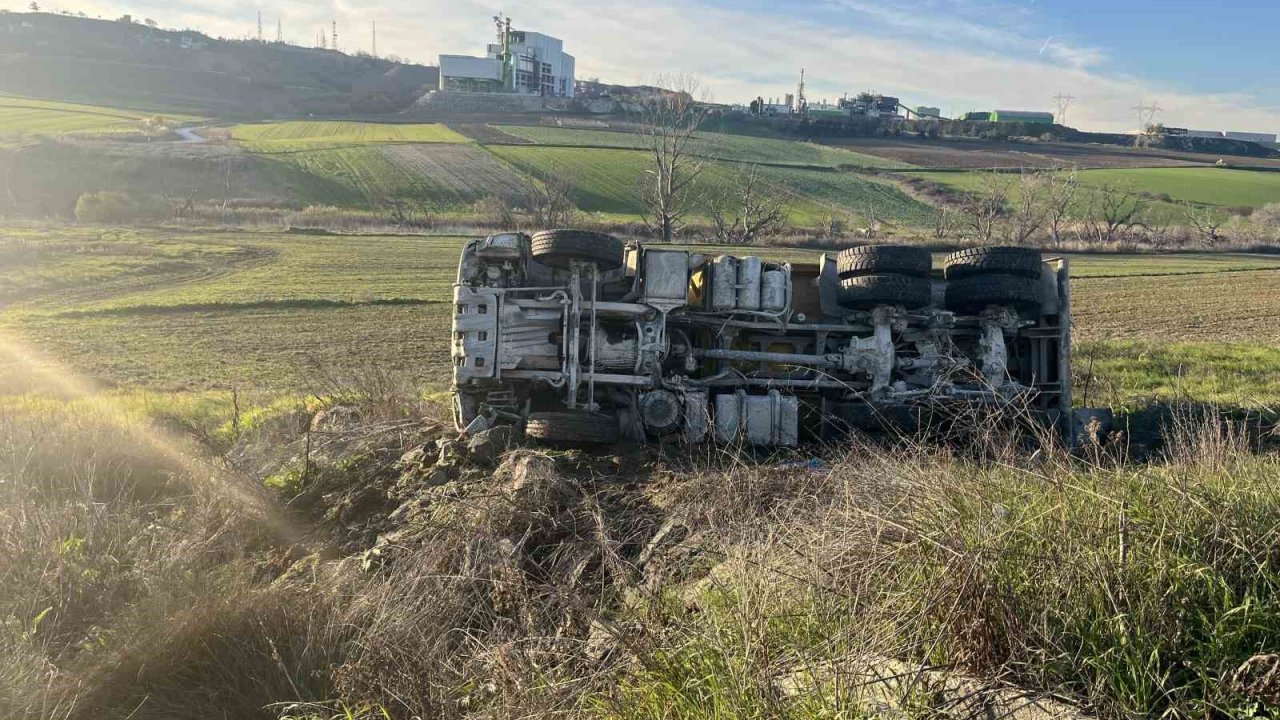 Kamyonun metrelerce sürüklendiği kazadan emniyet kemeri sayesinde yara almadan kurtuldu