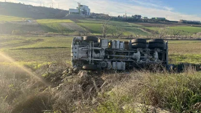Kamyonun metrelerce sürüklendiği kazadan emniyet kemeri sayesinde yara almadan kurtuldu