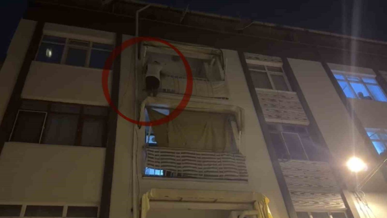 Kapısına gelen sivil polislerden korkup balkona çıkarak yürekleri ağza getirdi
