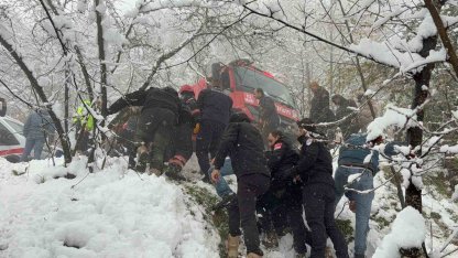 Kar sebebiyle kayganlaşan yolda kontrolden çıkan otomobil şarampole devrildi: 3 yaralı