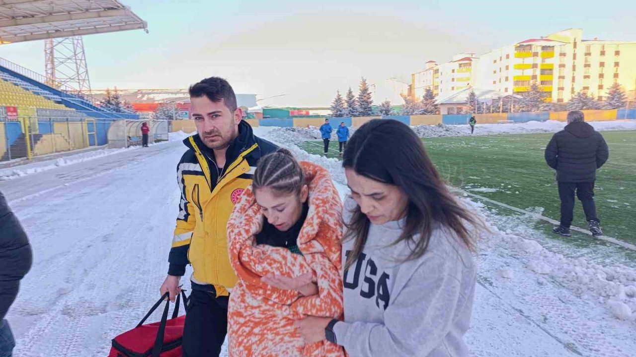 Kar ve soğuğa rağmen Ağrı Kadın Futbol Takımı’ndan 4 gollü galibiyet