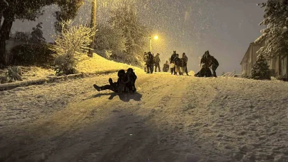 Kar yağışı sürücülere çile, çocuklara eğlence oldu