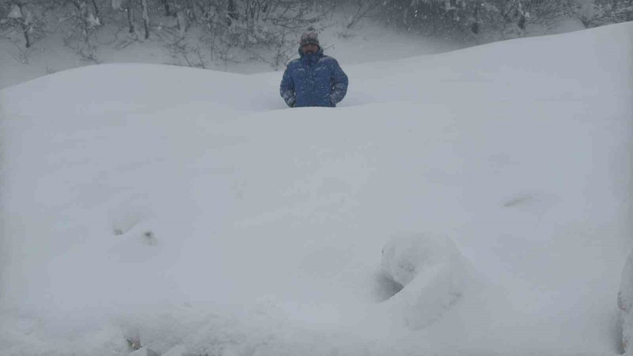 Karabük-Bartın yolunda kar kalınlığı 1,5 metreyi aştı