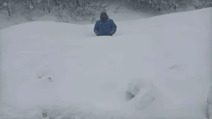 Karabük-Bartın yolunda kar kalınlığı 1,5 metreyi aştı