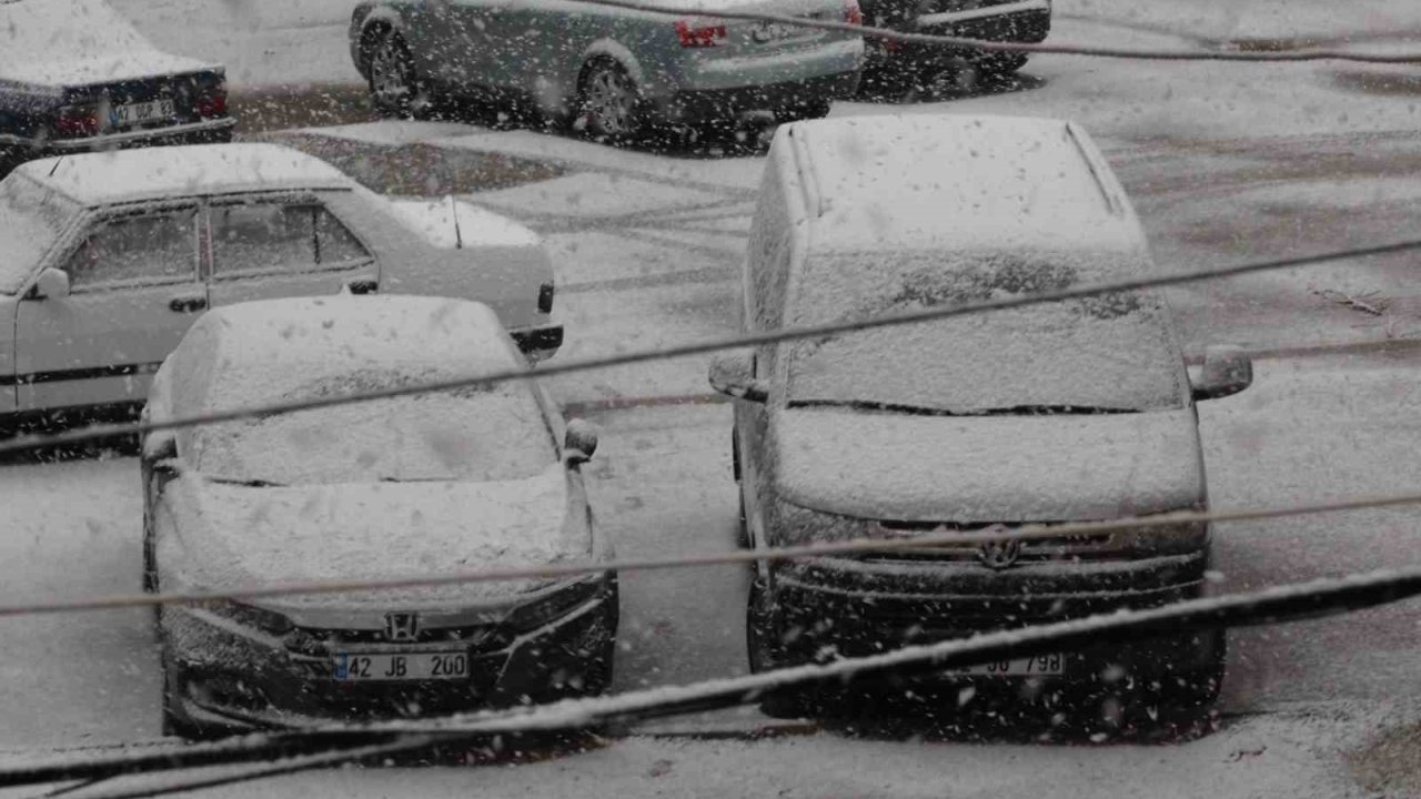 Karapınar’da kar yağışı etkili oldu