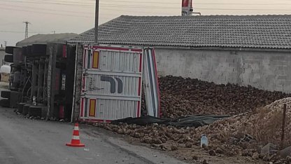 Karapınar’da pancar yüklü tır devrildi: 1 yaralı