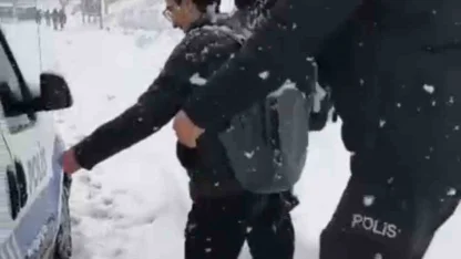 Karda mahsur kalan öğrencilere emniyet ekipleri yetişti