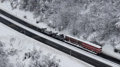 Karda yolda kalan tır, 2 çekici ile kurtarıldı