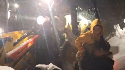 Kardan yolu kapanan köyde rahatsızlanan çocuğun imdadına ekipler yetişti