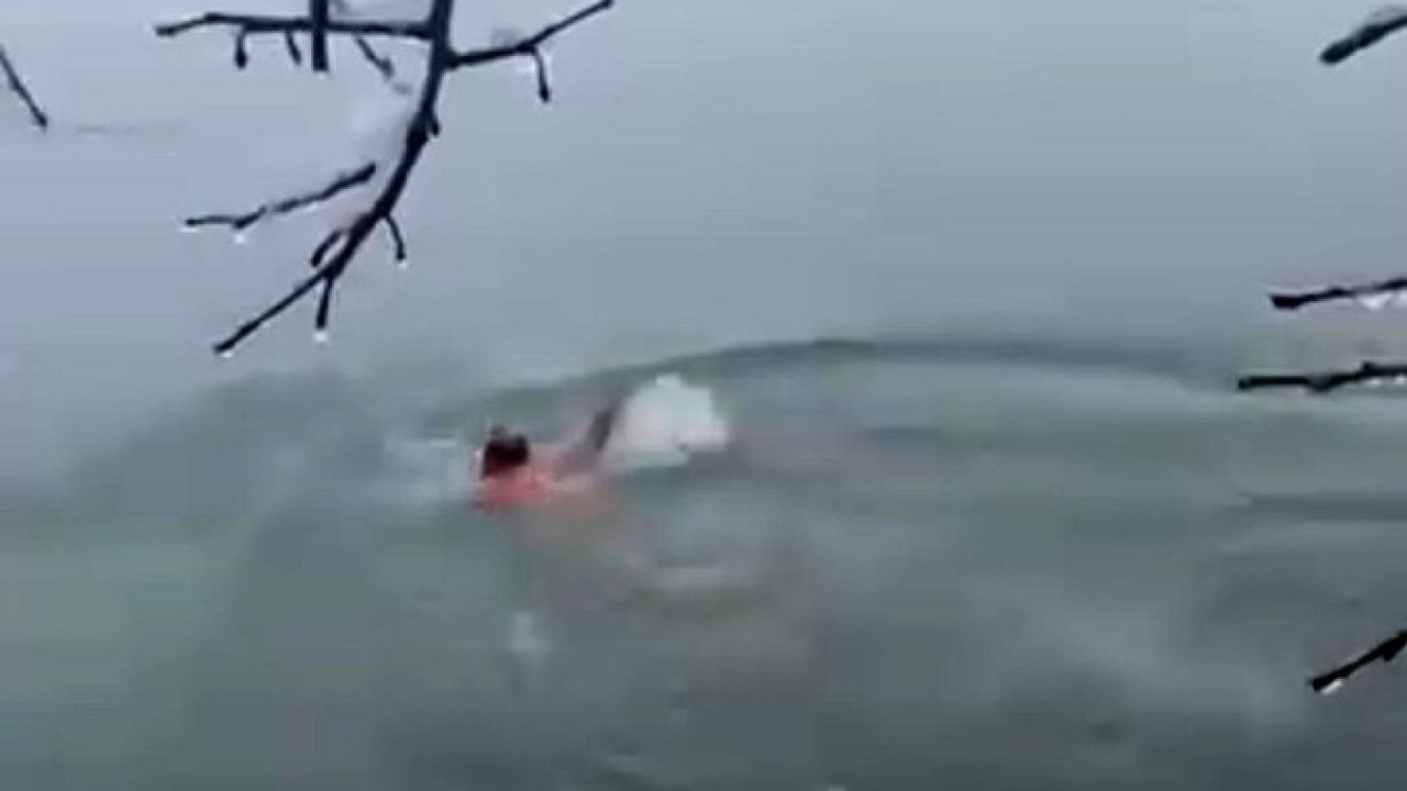 Karlı havada Dicle Nehri’ne daldı