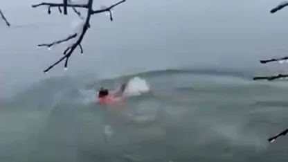 Karlı havada Dicle Nehri’ne daldı