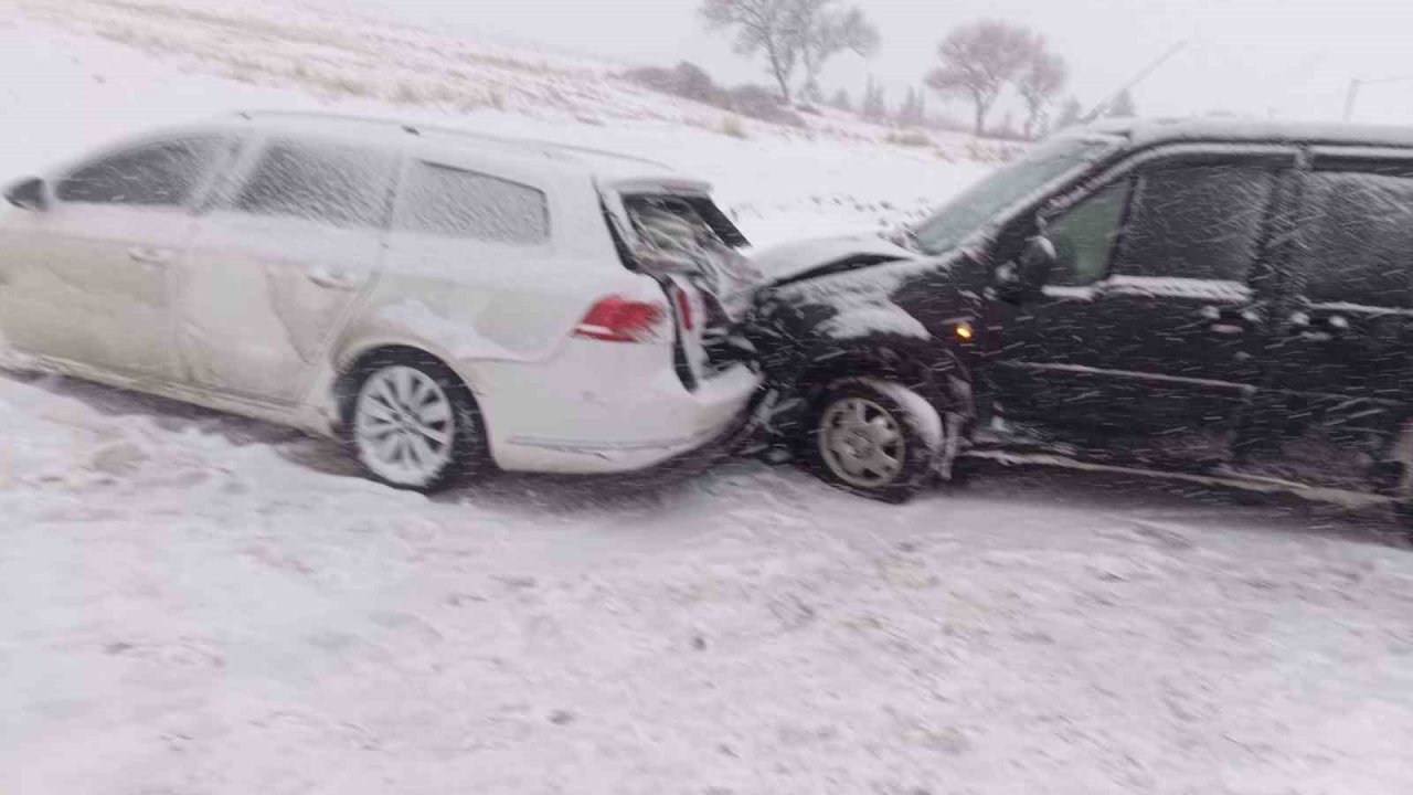 Karlı yolda araçlar çarpıştı: 1 yaralı