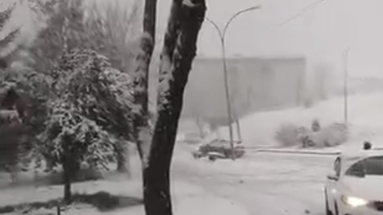 Karlı yolda kontrolden çıkan otomobilin kaza anı kamerada