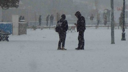 Kars’ta yoğun kar yağışı: Vatandaşlar kar altında halay çekti